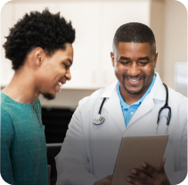Médico mostra informações no tablet para paciente durante atendimento.