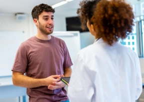 Médico conversa com profissional da saúde em ambiente hospitalar durante atendimento no Hospital Antônio Prudente.